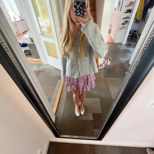 Blommig Kjol från Neo Noir - Superfin blommig minikjol från Neo Noir men köpt i Köpenhamn. Storleken står inte men den är XS-S, och kan passa M. Jag är ca 175