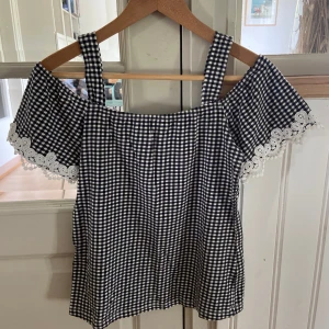 Rutig off-shoulder tröja - Off shoulder rutig  t-shirt/ blus