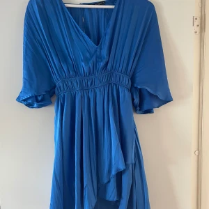 Satinklänning från Zara - Blå satin klänning med inbyggda shorts från zara! Köptes förra sommaren och är i mycket bra skick!