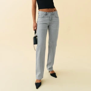 Gråa low waist jeans🤍 - Säljer desss jeans i storlek Xs köpta för 499kr, använt ca 2 ggr 💓 (Klippta) 