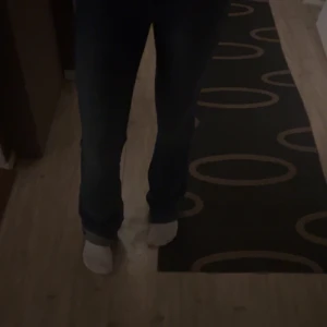 Mörkblåa jeans - Säljer mina mörkblåa bootcut jeans från only💗 de är i bra skick men en liten slitning längst ner men det är inget man lägger märke till💗
