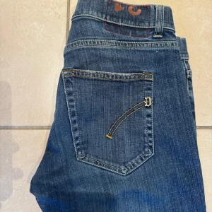 Dondup jeans - Tjena! Säljer ett par dondups i modellen ”Sammie”, dem är i 9/10 skick och i storleken 31! nypris ligger på runt 3000 kr och mitt pris är 749!😁kolla in min sida för fler dondups!och kom pm vid intresse!  Köpet sker via sicurofashion