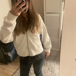 Vit hoodie från zara - Säljer min hoodie då jag har växt ur den,den är från zara och är i storleken 152💕💕