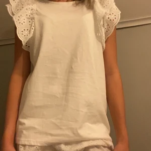 En vit T-shirt med volang - Använd 1 gång.Från Lindex i storlek s/xs . ❤️