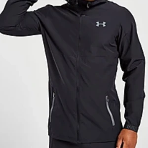 Under armour  - Storlek M finns byxor till den är i storlek L skriv  privat om ni vill ha riktiga bilder hela dressen för 1,200