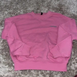 Rosa tröja från H&M Divided - Säljer en superfin rosa tröja från H&M med texten 'Easy Soul' broderad på bröstet. Tröjan är i storlek XS och har långa ärmar. Perfekt för en avslappnad stil och passar bra till både jeans och kjol. Den är i bra skick och redo för en ny ägare!