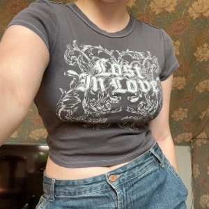 Y2K croptop  - Croptop från HM med tryck på. Använd få gånger 