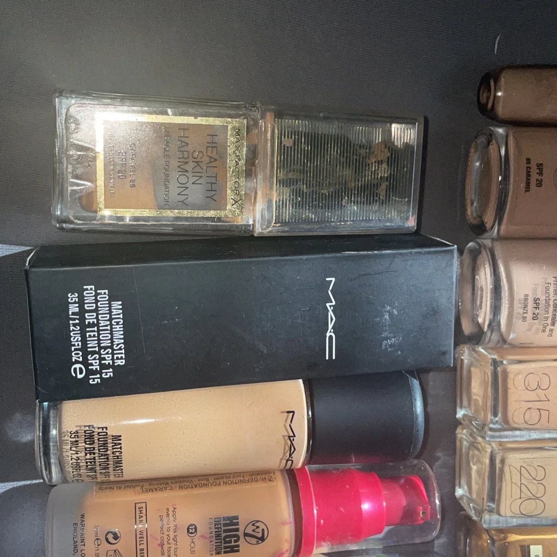 Samling av olika foundations - 92