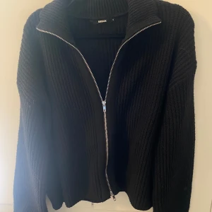 Kofta - Varm kofta med dragkedja från bikbok, använd fåtal gånger. Skick 9/10❣️