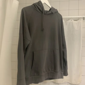 Hoodie utan zip - Grå hoodie med snygga dragkedjor vid slutet av ärmarna. Pris kan diskuteras 💯💯