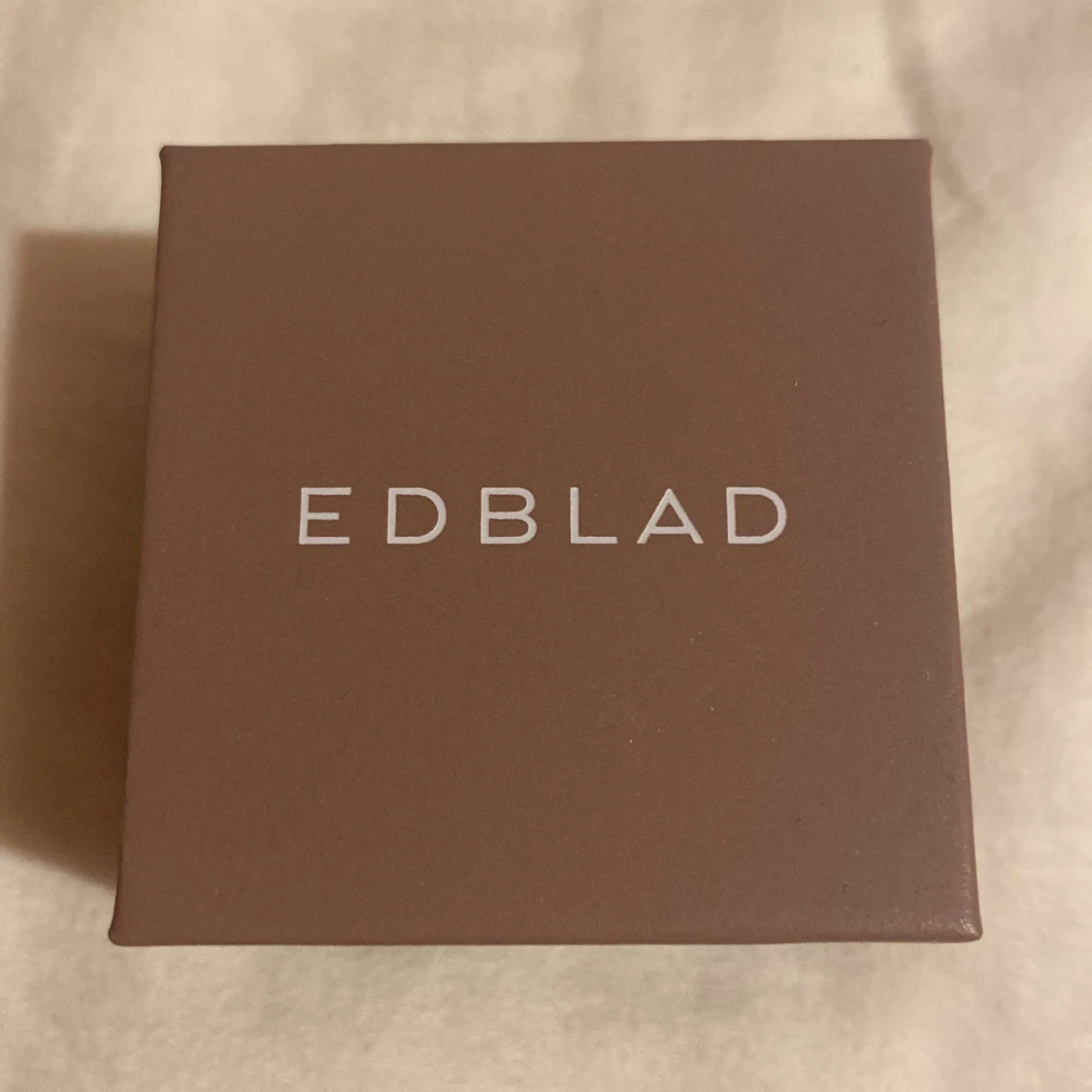 Guldfärgad ring med nitar från Edblad - 91