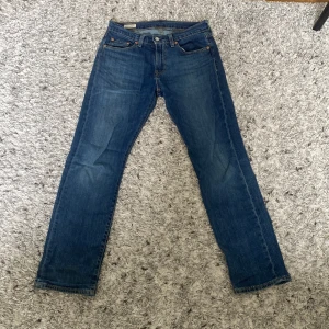 Levis jeans - Säljer mina levi’s jeans pågrund av att de har blivit för små. Dom är i 9/10 Skick och använt dem e få tal gånger. 