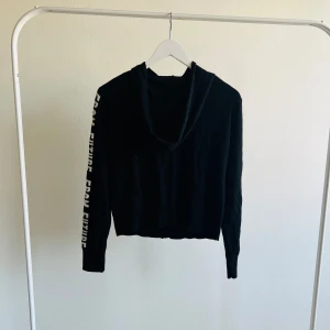 En svart kofta från From Future -      Tröjan/ koftan är i ett bra skick                     Material- 100 % wool                                       100 % Laine Hur man tvättar- hand wash with cold water or machine wash wool program with cold water inside out, dry flat.