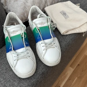 Valentino Garavani Open Sneakers - Säljer mina Valentinos open sneakers i strl 43. Säljer pga att de int längre kommer till användning! Väldigt bra skick som ni ser, trots tidigare användning. Dustbag och extra snören medföljer. Kvitto finns som bevis. Möts helst upp, ingen frakt. 