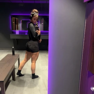 lululemon shorts - lululemon camo shorts  storlek xs/s använt några gånger, kommer i perfekt skick (pris går att diskutera) inte exakt samma shorts som på hemsidans bild^