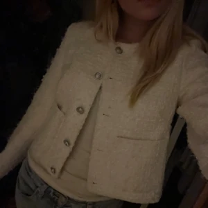 Jacka  - Jackan har två små fläckar även en liten på ärmen (går nog att tvätta bort) annars är den i bra skick. Knappt använd