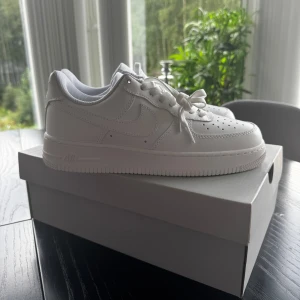 Nike Air Force 1 - Säljer dessa då nike skickade ett par i fel storlek men vägrar ta emot returering då de inte ansåg att dom gjort fel. De är alltså helt oanvända inte ens testade.  Kvitto från nike finns, låda, papper osv. Skriv om du undrar över något🙌🏽