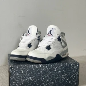 Jordan 4 Midnight Navy’s - Knappt sliten. Jag använder inte färgen Dark Blue i mina outfits så ofta.