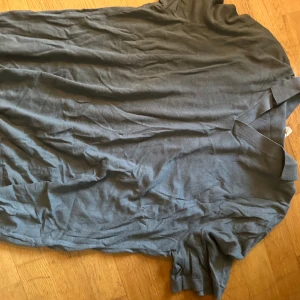 T-shiet med krage - Olivgrön t-shirt med krage och v-ringning. Nyskick. 