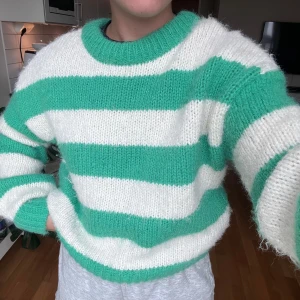 Stickad tröja randig Vero Moda - Super snygg stickad chunky tröja från Vero Moda som inte kommer till användning, storlek M ❤️‍🔥