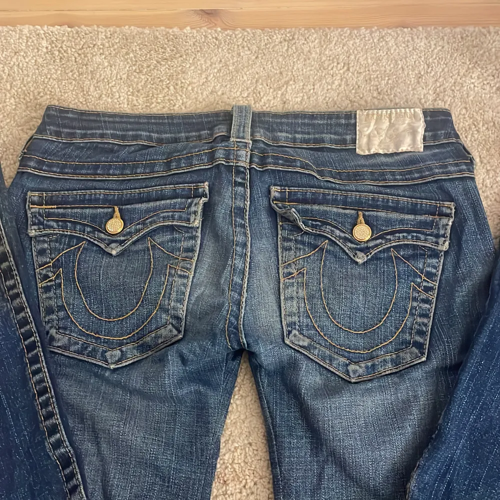 Lågmidjade bootcut jeans fån true religion, midjemåttet är 40 cm och innerbenslängden är 81 cm. Skriv gärna vid frågor💕. Jeans & Byxor.