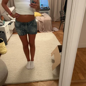 Jeans shorts - Ett par jeans shorts med nitar, jag är 176 och brukar ha storlek 38 i jeans shorts 