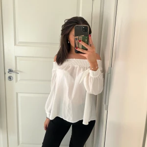 Off shoulder topp - Säljer min superfina off shoulder topp. Den är använd ett fåtal gånger och kvaliteten är som ny! Toppen är i ett skönt och luftigt material och har knyten vid armarna. Kontakta mig om du har någon fråga💖pris kan diskuteras🤗