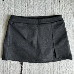 Skort - En grå skort från Stradivarius🩶 i storlek L men skulle säga att den är mer en M! Oanvänd!