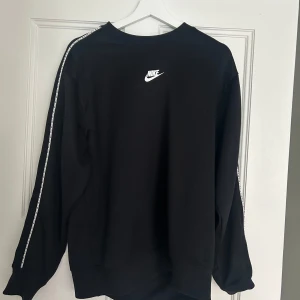 Nike tröja  - Långärmad svart niketröja. Säljer då den inte kommer till användning. Går använda till vardag men även tex gym. Går bra till kille och tjej. Storlek M Väldigt bra skick.