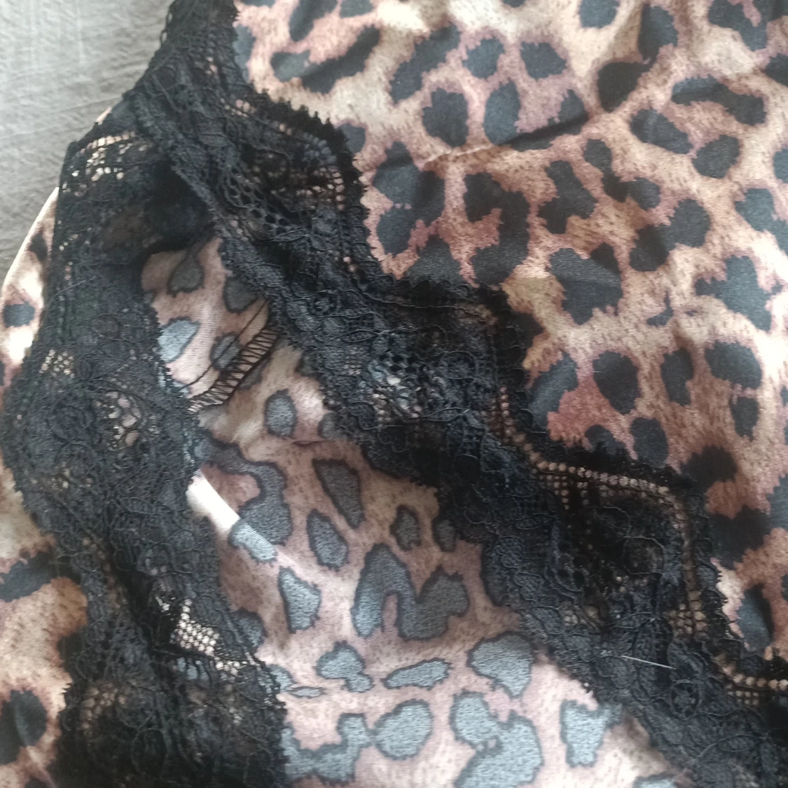 Leopardmönstrad klänning med spetsdetaljer - 91