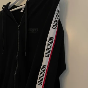 Moschino dress - Säljer moschino dress i bra skick.  Hoddie: S  Byxor: M  Kan mötas i Halmstad eller frakta🤍