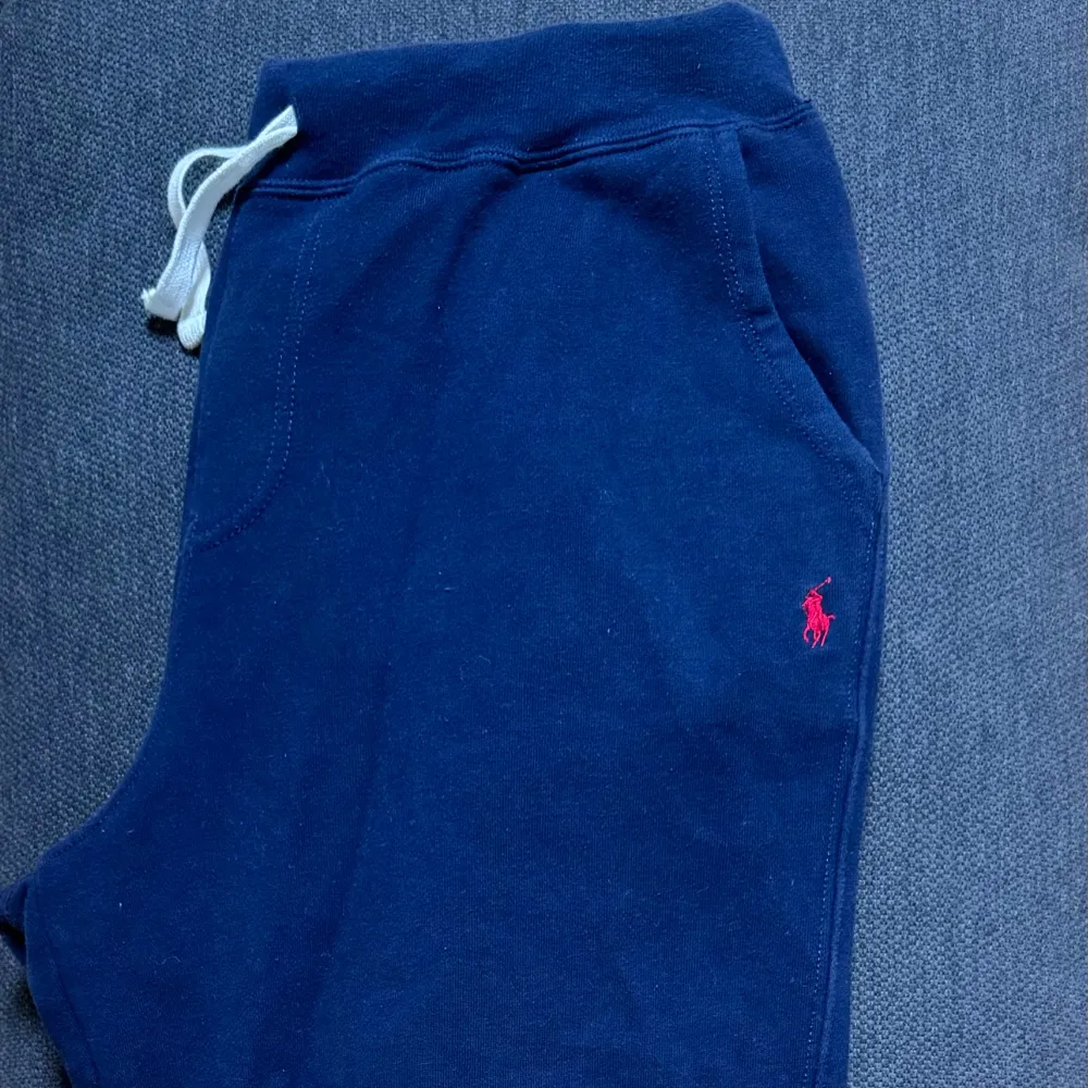 Mörkblå Polo Ralph Lauren mjukis/jogger byxa. Den är använd men i gott skick och tidigare köpt hos Kids Brandstore därav storleken på sista bilden. Är själv vuxen och skulle säga att den är runt Medium i vuxen storlek.. Jeans & Byxor.