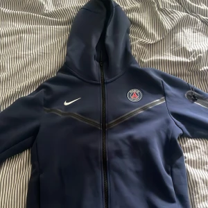 Nike tech - Jätte fint skit inga täcken på skador använd få tal gånger. Kontakta mig så går ni mer info priset är inte hugget i sten 