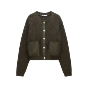 Kofta  - Jätte fin mörk grön kofta från Zara, perfekt nu till hösten. Mycket eftertraktad och helt slutsåld. Orginal pris 499kr🤍 jätte fint skick endast andvänd EN gång, så är så gott som ny!