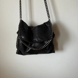 Väska  - Stella McCartney liknande väska, typ aldrig använd 