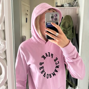 Ljusrosa hoodie från Peak Performance - Storlek: 170 MEN passar mig som vanligtvis har XS/S. Säljer en supermysig ljusrosa hoodie i MYCKET BRA skicka åfrån Peak Performance. Den har en stor ficka gram och en bekväm huva. Perfekt för kyliga dagar eller mysiga hemmakvällar. 