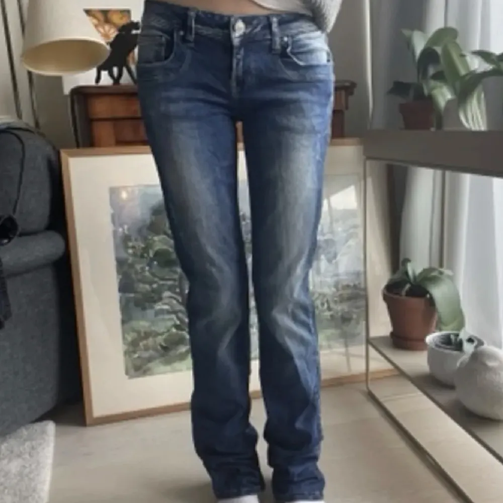 Ltb jeans i modellen Valerie. I perfekt skick och inga defekter. Passar mig som är 170 cm💕. Jeans & Byxor.