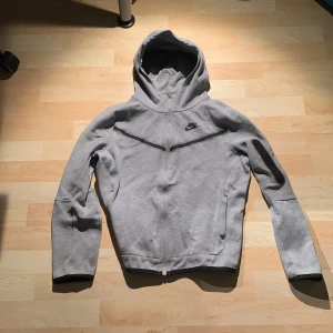 Grå Nike tech fleece - 9/10 skick använt fåtal gånger säljer den för att den var för liten för mig. Pris kan diskuteras. Pm för mer bilder.