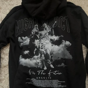 Hoodie - Säljer denna super coola hoodie med tryck på ryggen. Använd en fåtal gånger. Lappen är dock bortklippt därav priset. Köptes för ca 600kr. Pris kan diskuteras 