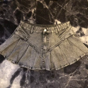 Grå jeanskjol med plisserad design - grå jeanskjol med en plisserad design. Kjolen har en tvättad denim look :) Den har bälteshällor om du vill styla med ett bälte. Köpt från depop för ungefär 350kr , strl M men passar bra om man är en strl S med lite bredare höfter. skriv bara om du vill ha fler bilder eller frågor <3