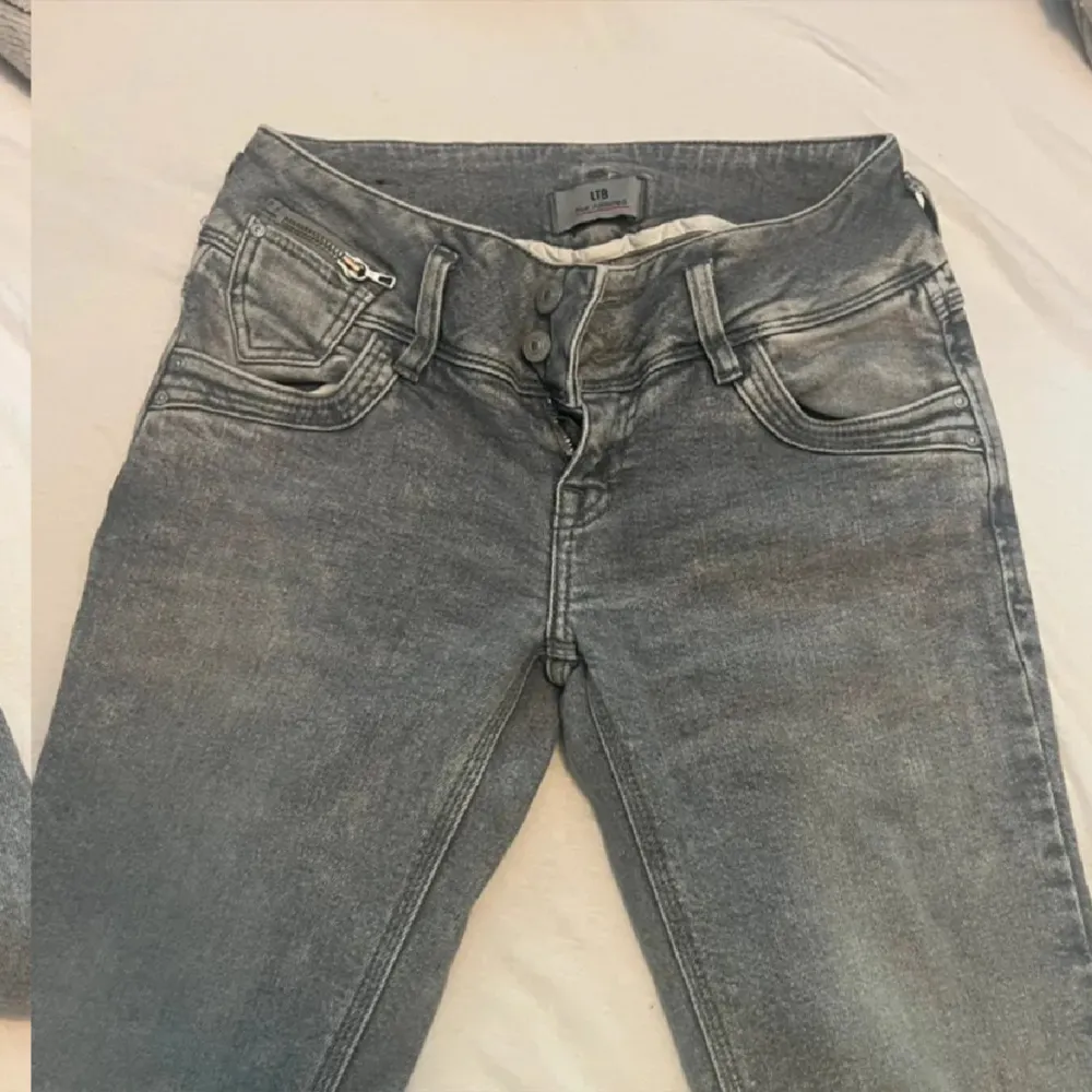 Säljer dessa LTB jeans då de inte kommer till användning. De är raka i modellen och går lite åt skinny hållet. Kostar just nu 807kr nypris med 15 procent rabatt!. Jeans & Byxor.