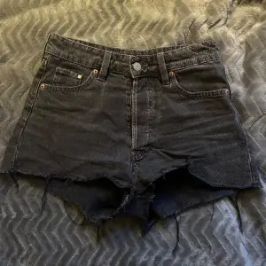 Säljer ett par svart/gråa jeansshorts🙌🏼 De har en klassisk femficksdesign och knappgylf. Perfekta för vilket tillfälle som helst. Passar bra med en t-shirt eller linne! 🌟säljer för att dom inte riktigt passar mig, skriv gärna om frågor! 