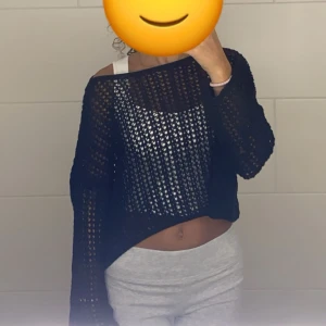 Hålstickad tröja - Svart Hålstickad tröja som jag har använt ungefär 4 gånger. Säljer tröjan för att jag inte har använt den på länge och vill bli av med den.  
