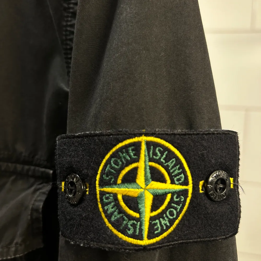 Overshirt från Stone Island  Riktigt snygg nu på hösten, passar alltid till något! Köp den till ett bra pris!! Nypris är ca 3200kr. Jackor.