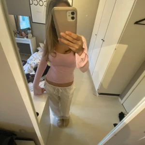 Rosa långärmad topp - Säljer en söt och stilren rosa långärmad topp i soft touch. Den är tight och perfekt för både vardag och fest. Toppen är gjord i ett mjukt och bekvämt material.