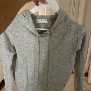 Kashmir hoodie  - Kashmir hoodie, kommer inte till användning längre ! Säljer likadan i marinblå!