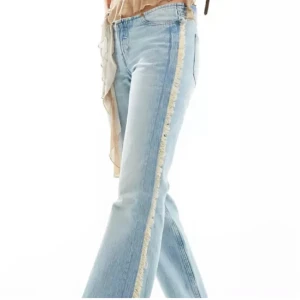 Weekday jeans - Skitsnygga unika jeans från weekday! Prislappen är kvar, råkade köpa fel storlek tyvärr ❣️ nypris 620kr