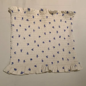 Gullig tubtopp från H&M  - Jättefin tubtopp med gulliga blommor på. Sällan använd, mycket bra skick! Hör av dig vid frågor🥰