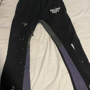 Gallery Dept byxor - Gallery Dept byxor i bästa skick möjligt  Storlek: S/M passar lika bra till både. Pris: 300 kan diskuteras