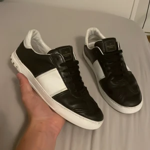 Valentino flycrews  - Säljer dessa sjukt feta valentino flycrews i storlek 41 men passar 42. Skick: 7/10. Inget og tillkommer. Är öppen för byten. Hör av dig vid frågor eller funderingar!💯